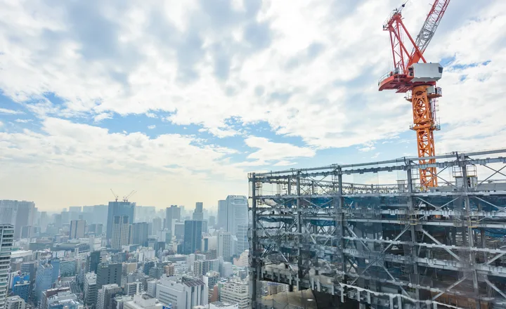 建設中の鉄骨と街並み
