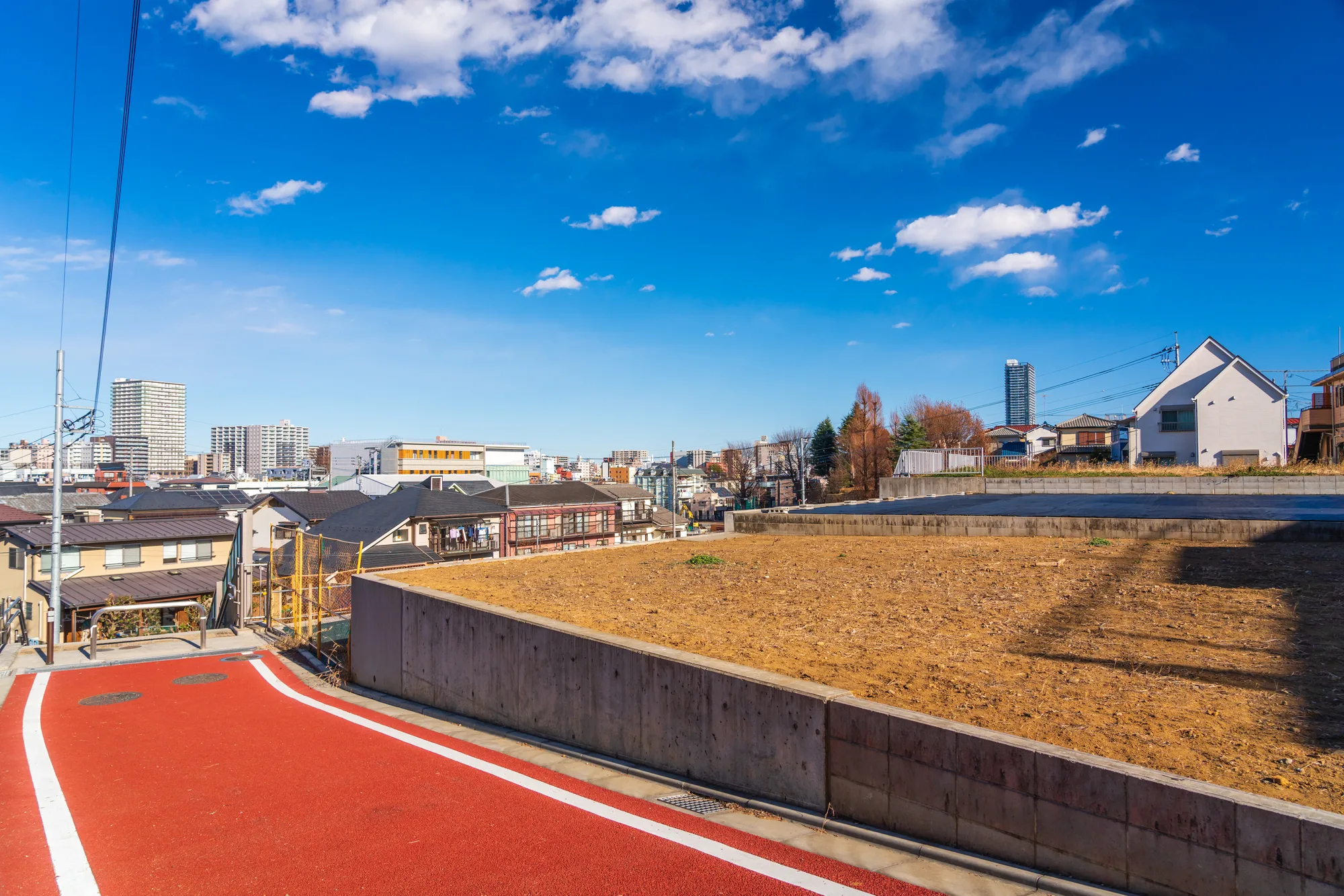 住宅地を望む造成地